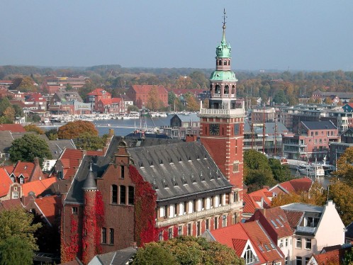 Blick auf Rathaus und Freizeithafen